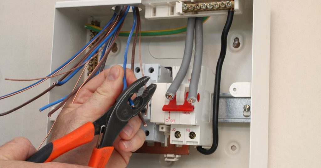 Circuitos e fiações elétricas em Cotia