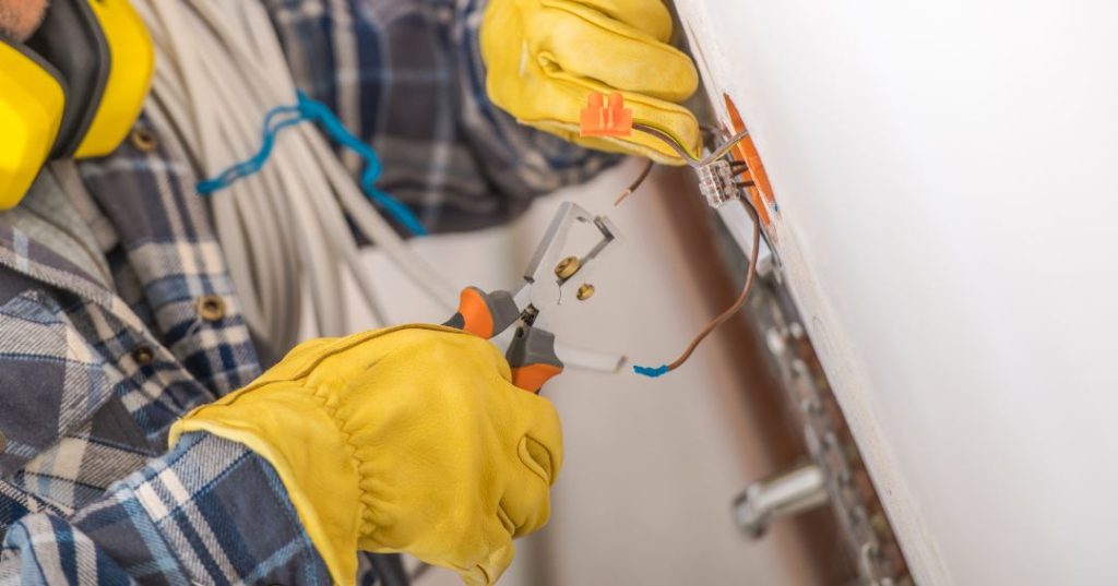 Consertos e manutenções elétricas em Cotia